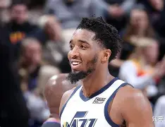 包含金州勇士迎国王杯关键赛，窗口期刷新队史纪录，媒体盛赞，轮换策略成焦点的词条